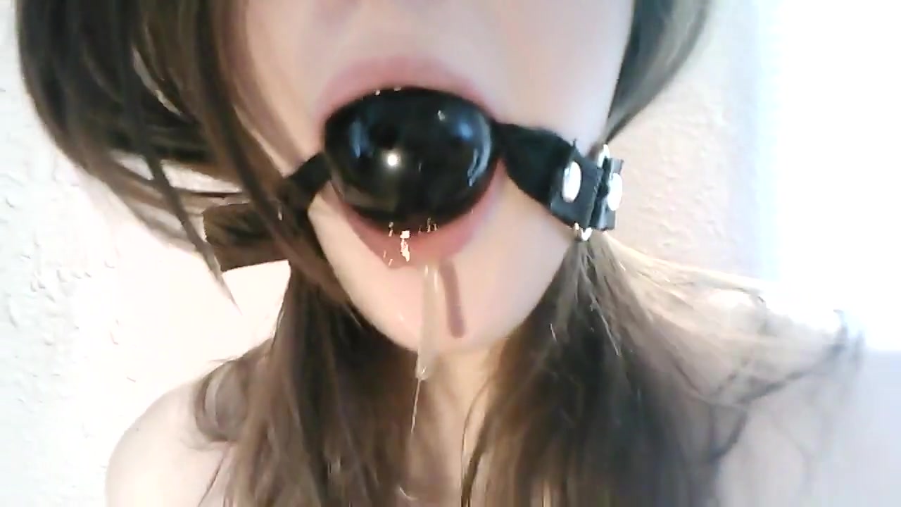 Gagged heavy drooling kolej kızı bağlı
