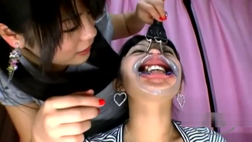 Asya Kız Gag In Mouth Dişlerini Licked Nose Tortured With Hooks
